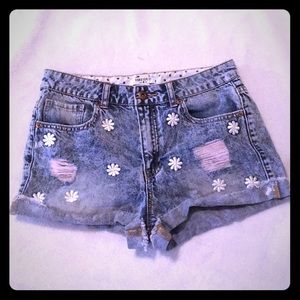 Cute high-wasted flower shorts!